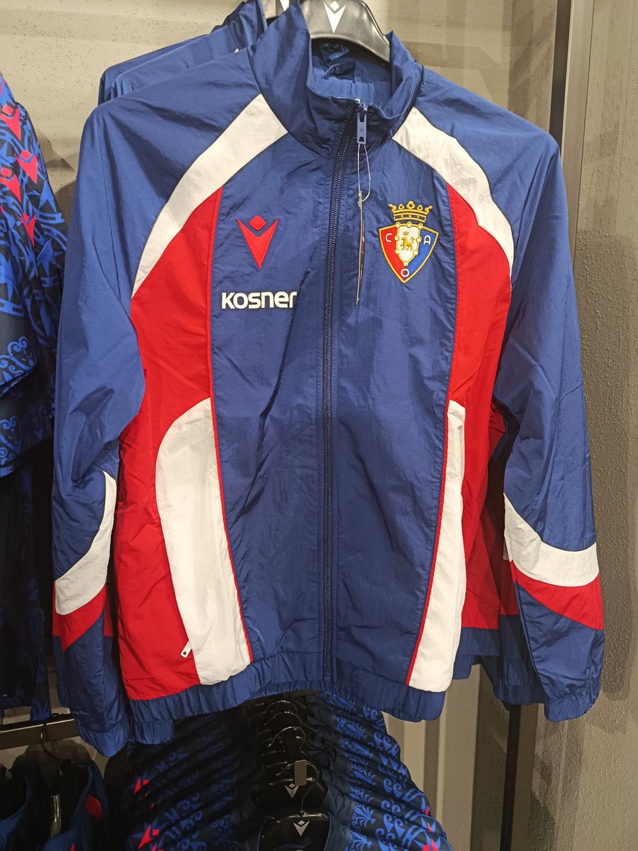 AitorAZzr's tweet photo. No he visto nada de esta ropa por aquí, pero está camiseta es preciosa (eso sí, al probarme, el cuello me parece bastante incómodo en la parte de la espalda).
El chándal, digno del decathlon, tan yonki style puede ser legendario https://t.co/kepk0s9KrJ