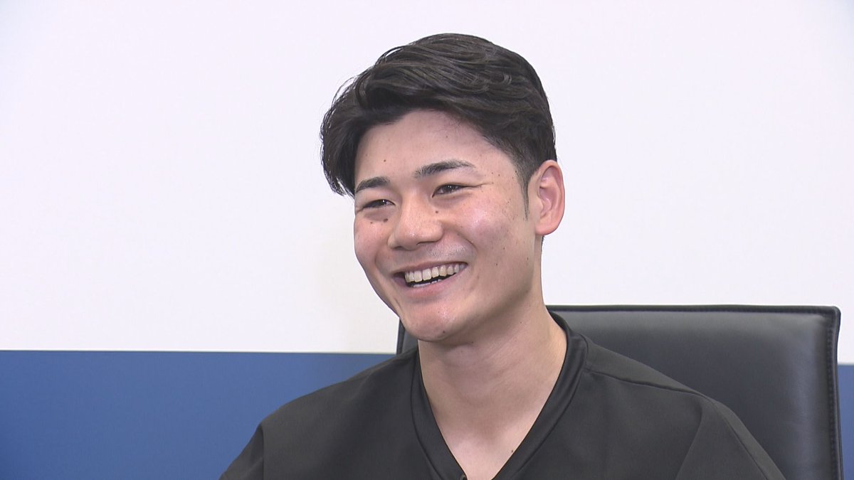 htbsports's tweet photo. あす19日(日)の #FFFFF は~
#清宮幸太郎 選手(*^^*)
交流戦で9連勝‼️
連勝中、試合前の声出し担当が
清宮選手でした!
勝てば続く声出し…
ネタが尽きないようどうしていたのか?
さらには、打撃で
新庄監督からアドバイスも!
午前11時30分~ぜひ(*^^*)
#lovefighters #ファイターズ https://t.co/BRbYqLNoJE