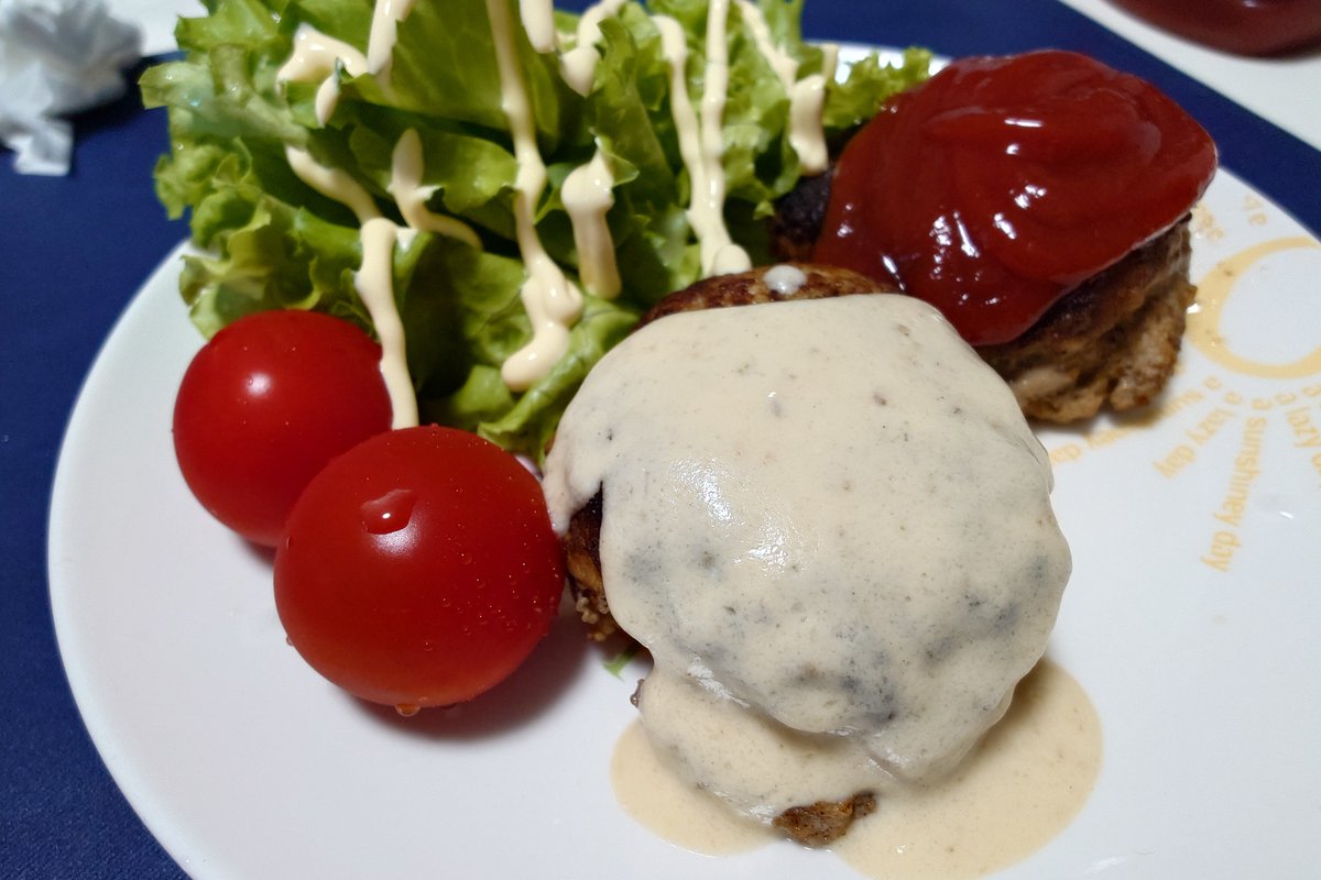 knknzm's tweet photo. しめ担夫による、
#七五三掛kitchen 再現レシピ

本日は、レモンクリームハンバーグ！
レモンソースのさっぱり感がとっても美味しかった🍋唐揚げにかけても美味しいはず️⭕️
ピーマンなくてレタスになっちゃったけど💦リピ確定✨️
#TravisJapan
#七五三掛龍也
#ノンストップ
#ESSE https://t.co/OuHMTm9x9V