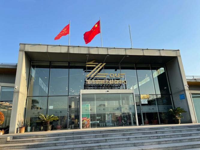 Nicklee108's tweet photo. 邹市明亏2亿这事儿，最搞笑的逻辑盲点在于： 他俩砸了一个亿搞“高端拳击馆”想赚富人的钱，结果自己家小孩送去学的是高尔夫。
笑死，真正的有钱人谁花好几万去拳馆挨揍流汗啊？富人的社交都在果岭上。
“高端拳击”本身就是个彻头彻尾的伪命题。创业第一步定位就偏到姥姥家了，这2亿亏得不冤。 https://t.co/wWd6PvTrIv