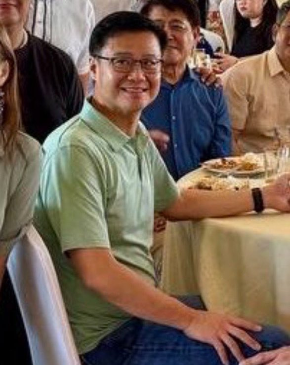withlovewinri's tweet photo. i fear this shade of green suits him https://t.co/zseI6xGKue