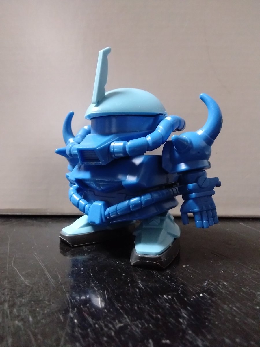 欠品や破損もあったジャンクパーツだったので、手元のあったグフ