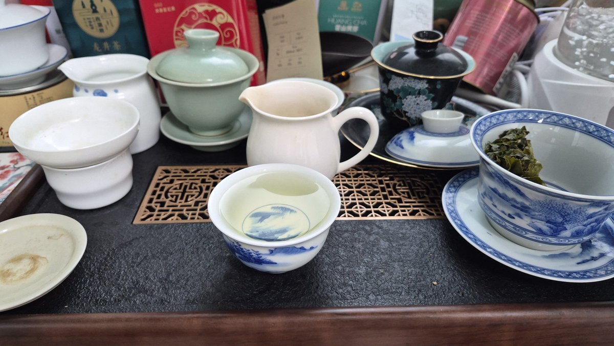 Tea_Kerdin's tweet photo. 아리산 금훤.
에어컨 찬바람 때문에 차맛이 이상하다고 차 마실때만 에어컨을 끌수도 없는 노릇이고...
여름은 참 차에게나 마시는 사람에게나 가혹한 계절이다. https://t.co/Cr668OtcEB