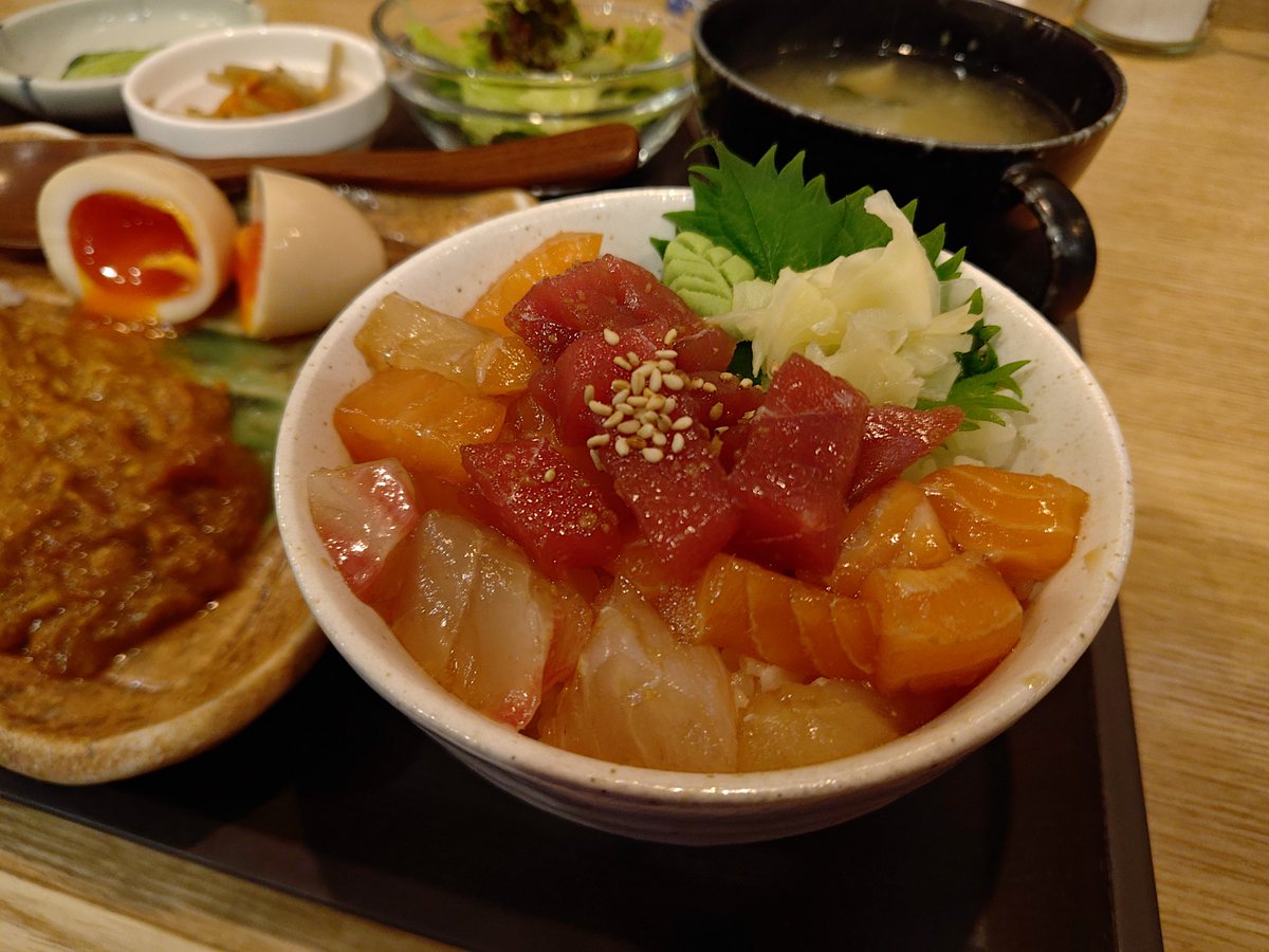 purplish_marimo's tweet photo. ben.chan さん ✕ スイセイ食堂 さんコラボ企画
パキスタンカレーハーフ&漬け海鮮丼ハーフセット デリシャス味玉付き
パキスタンカレーは安定のおいしさ
漬け海鮮丼は新鮮な魚にしっかり味が染みて美味
🍶がいろいろあったから
次は飲みに行こう
すごくおいしかった〜😋
#benchan
#スイセイ食堂 https://t.co/tE8lY1TdK1