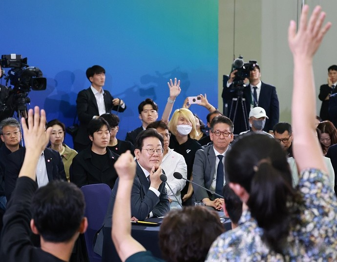 mithrayeogu's tweet photo. 우파가 대통령 하면 대통령 그만둘 때까지 겨드랑이를 존나 계속 계속 계속 계속 집요하게 집요하게 간지럽힘.

좌파가 대통령 하면?
어서 앉으십시오..... 하며 정말 여유롭게 통치~ 

이준석? 안철수? 유승민? 한동훈? 그 새끼들은 맨날 
좌파,이재명 공격하는 척 하면서 지들의 지분을 야금 야금 확보하는 새끼들. 

"북한이 주적입니까 아닙니까 "
"네 주적입니다"
"이럴수가 같은 우파셨군요"
"하하하 표 한 표 주십시오"
"알겠습니다 기꺼이... ... 그... 그러면 부정선거론은 사실입니까?"
"하하 그건 허황된 음모론입니다. 부실선거지 어떻게
부정선거겠습니까 하하.. 그리고 그런걸 자꾸 말하면 틀딱들이 투표 하러 안 나와요."
"이럴수가.... 정규재 조갑제 선생도 그리 말씀하시던데... 알겠습니다.... 네이 음모론자 새끼들을! 이 놈들 때문에 보수가 죽고있어... 더이상 두고볼순없다! 안정권 호출!"

@suziecutiekitty 
@Backinmyday95