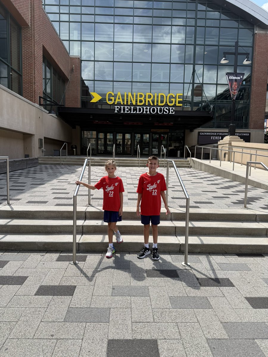 JessReinhardt20's tweet photo. Palmer woke up yesterday morning saying “It’s going to be a good day.” And it was. We witnessed @CaitlinClark22 drop 45 points, 10 assists, and 6 3-pointers. It. Was. Awesome! @IndianaFever https://t.co/eofL9R5dlJ