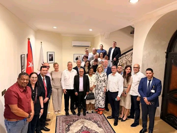TaniaMCruzHdez's tweet photo. 🇶🇦🤝🇨🇺 @EdMartDiaz en el marco de su visita al Estado de Qatar, sostuvo un fructífero intercambio con los miembros del Consejo de Dirección Ampliado de la Brigada Médica Cubana que presta servicios en ese país árabe. También participó personal de la Embajada.

#CubaPorLaVida https://t.co/xaOoNf639R