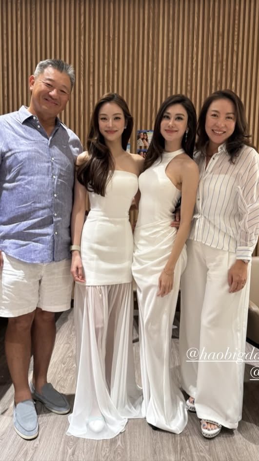 HiSandy_lolo's tweet photo. It’s also Family day😳

LENAMIU PRESENTER AURA
#AuraBangkokClinicxLenaMiu
#LenaMiu #ลีน่าหมิว https://t.co/eeVD6Ct4rq