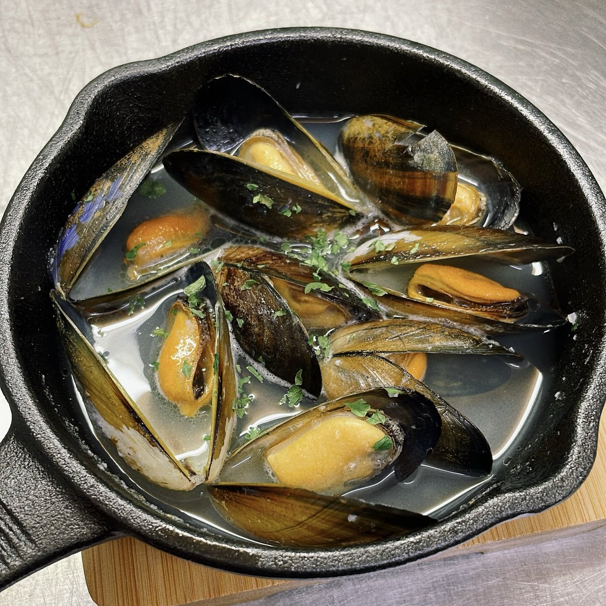 winebar_ronron's tweet photo. ワインのおつまみに
ムール貝の白ワイン蒸し
はいかがですか

ムール貝のダシが美味しいので
フォカッチャと合わせても😊

#ronron #ロンロン #ワインバー #ワイン #winebar #wine #薬膳料理 #薬膳バル #八幡山 https://t.co/93Cq1Hwny0