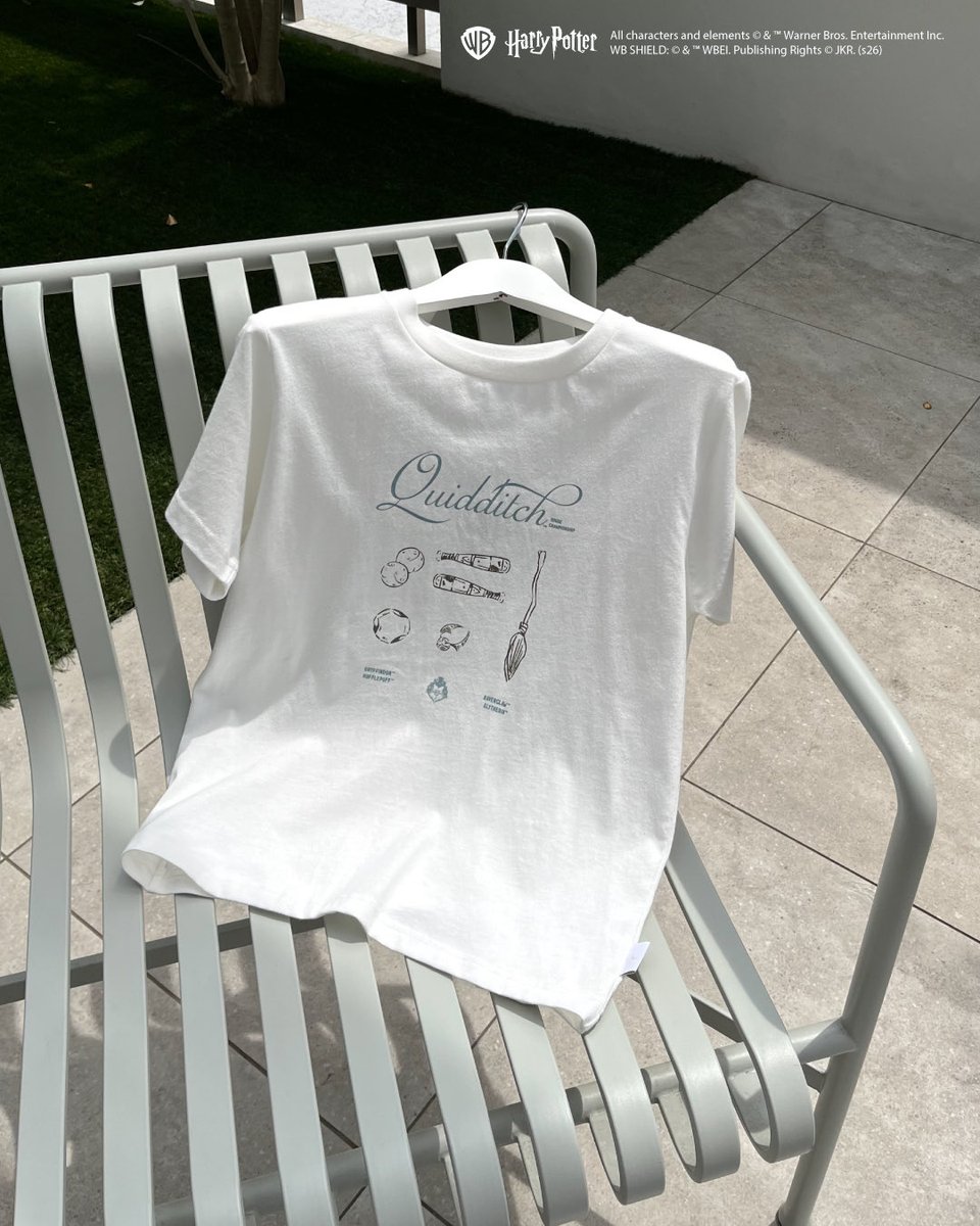 mytwilight___'s tweet photo. クィディッチをモチーフにしたプリントTシャツ✨

アイコンとレタリングの配置が可愛い🪄

淡いブルーとグレージュの組み合わせが爽やかな印象に🩵🩶

https://t.co/AOSiso5BXD

#HarryPotter #ハリーポッター #ハリポタ https://t.co/2cKHgzNvjz