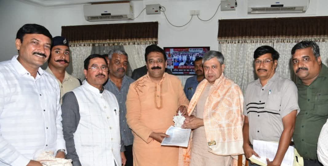VHPsubhashadank's tweet photo. Warm birthday greetings to Shri @AshwiniVaishnaw Ji, Hon'ble Union Minister for Railways, Information &amp; Broadcasting, and Electronics &amp; IT.
Wishing you good health, a long and fulfilling life, and continued success in your dedicated service to the nation. https://t.co/Q5gLUZQfDs