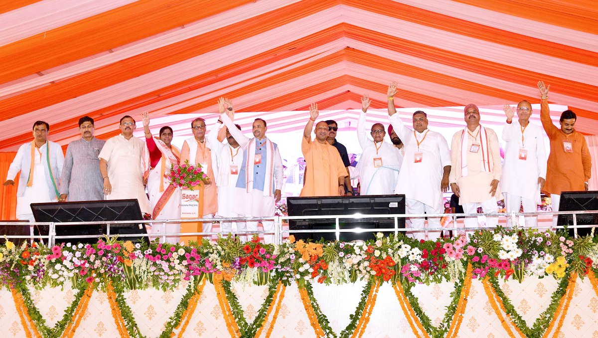 myogiadityanath's tweet photo. सनातन के पावन तीर्थ, भगवान श्री कल्कि की पुण्य धरा जनपद सम्भल के चंदौसी एवं सम्भल विधान सभा क्षेत्रों में आज ₹569 करोड़ से ​अधिक लागत की 66 विकास परियोजनाओं का लोकार्पण एवं शिलान्यास किया। साथ ही, चंदौसी में विघ्नहर्ता भगवान श्री गणेश एवं मर्यादा पुरुषोत्तम प्रभु श्री राम की भव्य प्रतिमा का अनावरण हुआ।

इस अवसर पर विभिन्न जन-कल्याणकारी योजनाओं के लाभार्थियों को प्रमाण-पत्र, चेक, आवास की चाबी एवं कैशलेस चिकित्सा कार्ड भी वितरित हुए।

विरासत और विकास के साथ सम्भल को नई ऊंचाइयों तक ले जाना हमारी प्रतिबद्धता है। भारत की आस्था के साथ खिलवाड़ करने के किसी भी दुस्साहस को डबल इंजन सरकार कतई स्वीकार नहीं करेगी। 

समस्त लाभार्थियों एवं जनपद वासियों को हार्दिक बधाई।