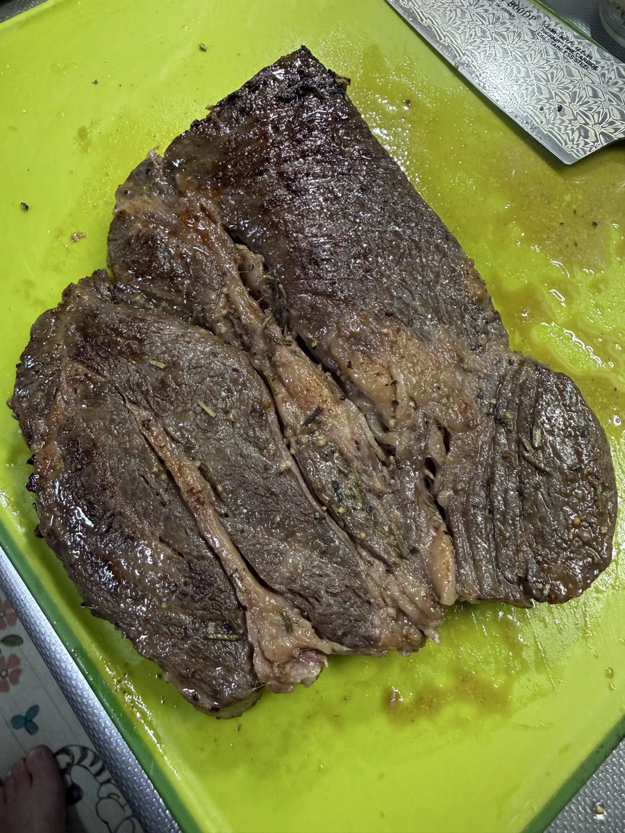 Reina_SPICA's tweet photo. ボッスー、飯テロだよー！

配信の時に言った厚切り肉！
リロ氏の飯テロスパイスとローズマリーぶっかけて、
BONIQさんで5時間くらい火を通したものを焼いただけ。

なかなかいい感じにレアでした！

#七狼さくや 
#メシ報告 https://t.co/9NIJPcX1Cn
