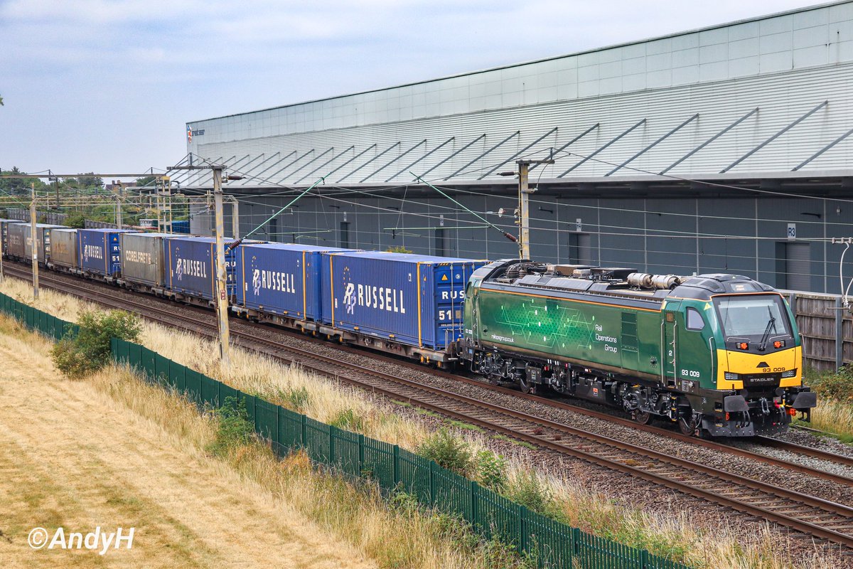 holtona72's tweet photo. #StadlerSaturday I'm a bit late to the party with this one but finally managed to see @RailOpsGroup 93009 which has been doing the @DRSgovuk liner to/from Scotland all week. Here she is arriving at #DIRFT this lunchtime, 4Q27 Coatbridge to DIRFT at Nortoft Lane. #ROG #DRS 18/7/26 https://t.co/vPnixXgbCu