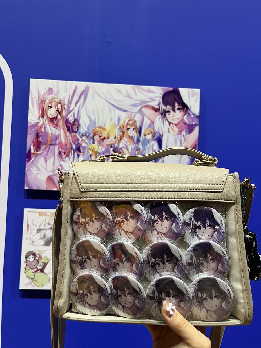 Ri_kuro1112's tweet photo. あの、すごい自己満なんですけど、私の夢が叶ったので見て欲しい!!

この絵柄の缶バッジをいただいた時、私これで絶対痛バ作る!って言って、やっとその夢(80個での痛バ)が叶いました⚔️

かかった年月······▸5年8ヶ月

12個▶54個▶63個▶80個✨️ https://t.co/IlOTM1d0X7