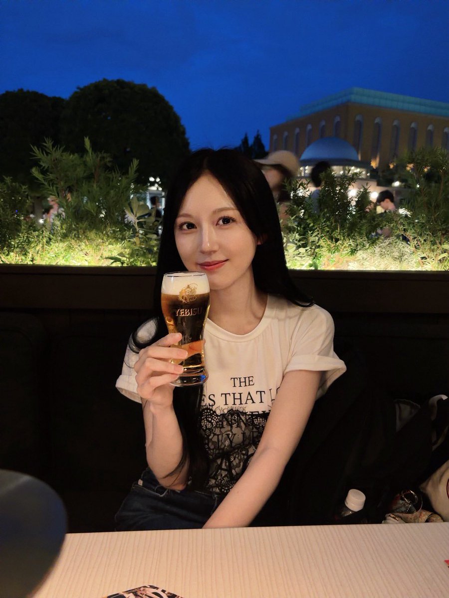 harupondayon's tweet photo. 恵比寿でヱビスビールを飲んで沁みてる人 https://t.co/kvrE6Gkh9i