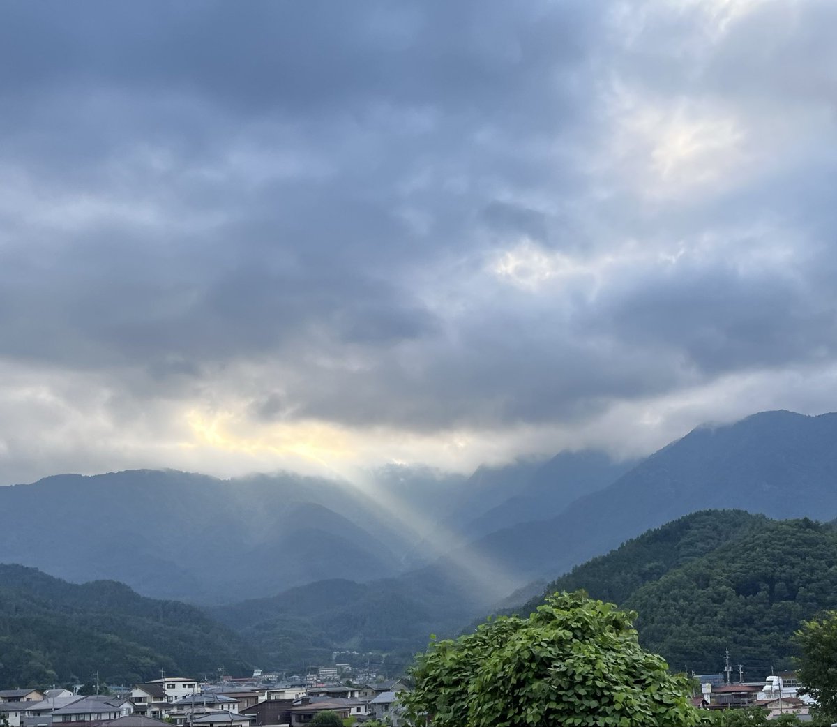 raibelt18's tweet photo. 静岡にドライブ行った時偶然出会った景色。

一瞬だけ雲の隙間から光が差して、
思わず写真を撮りました。

あの時見た空気まで思い出せる、
私のお気に入りの一枚です😊

#静岡
#空
#風景写真
#写真好きな人と繋がりたい https://t.co/7tt6dFZHtZ