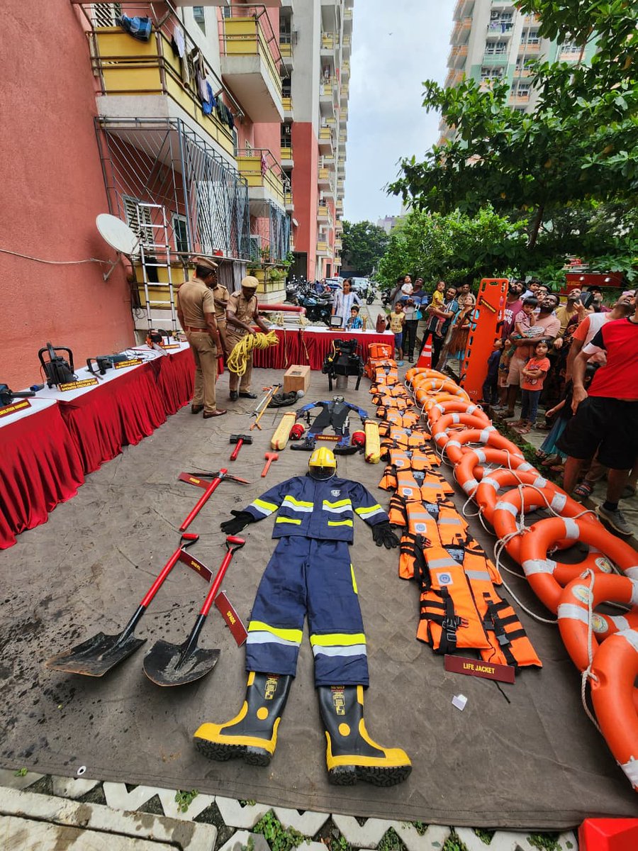 tn_incometax's tweet photo. Under the guidance of office of Pr.CCIT, TN&P, a Mock Fire Rescue and Firefighting Drill was organised by the Residents' Welfare Association of Nandhavanam for the residents of the Central Revenue Quarters, Anna Nagar, Chennai, in association with the Tamil Nadu Fire and Rescue Services. (1/2)