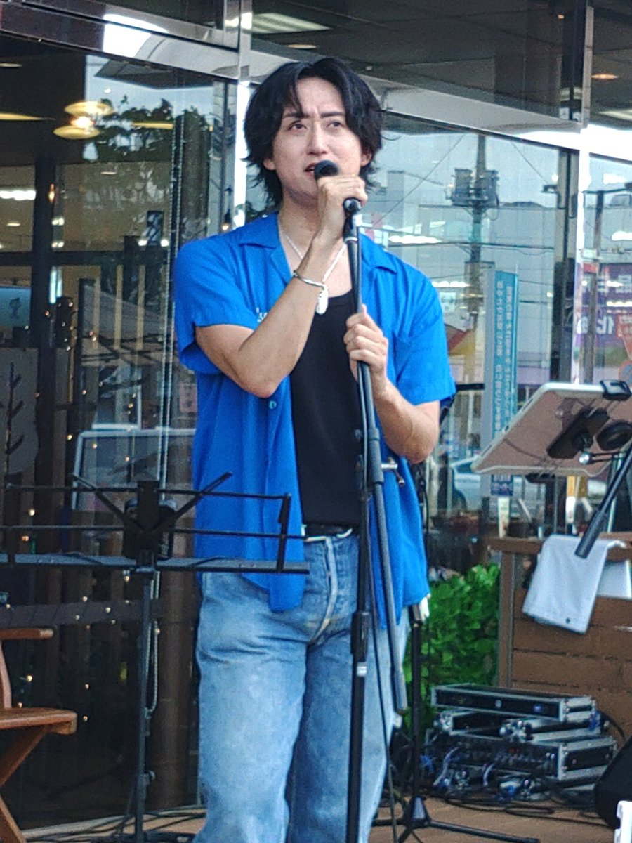 zcmwj's tweet photo. 7/18は東大和の夜市に市原マサヒロさんとやまけいさんが出演するので行った、ちょー楽しかったです、荒井佑輝さんの青い洋服似合ってだけどボーリングの制服とは笑えました、その後のハイチーズも笑えました、学ランの袖無しボーカルが着替えた、前にいたらボーカルが寄って来るから２列目でよかった https://t.co/PUhhwZvzcn