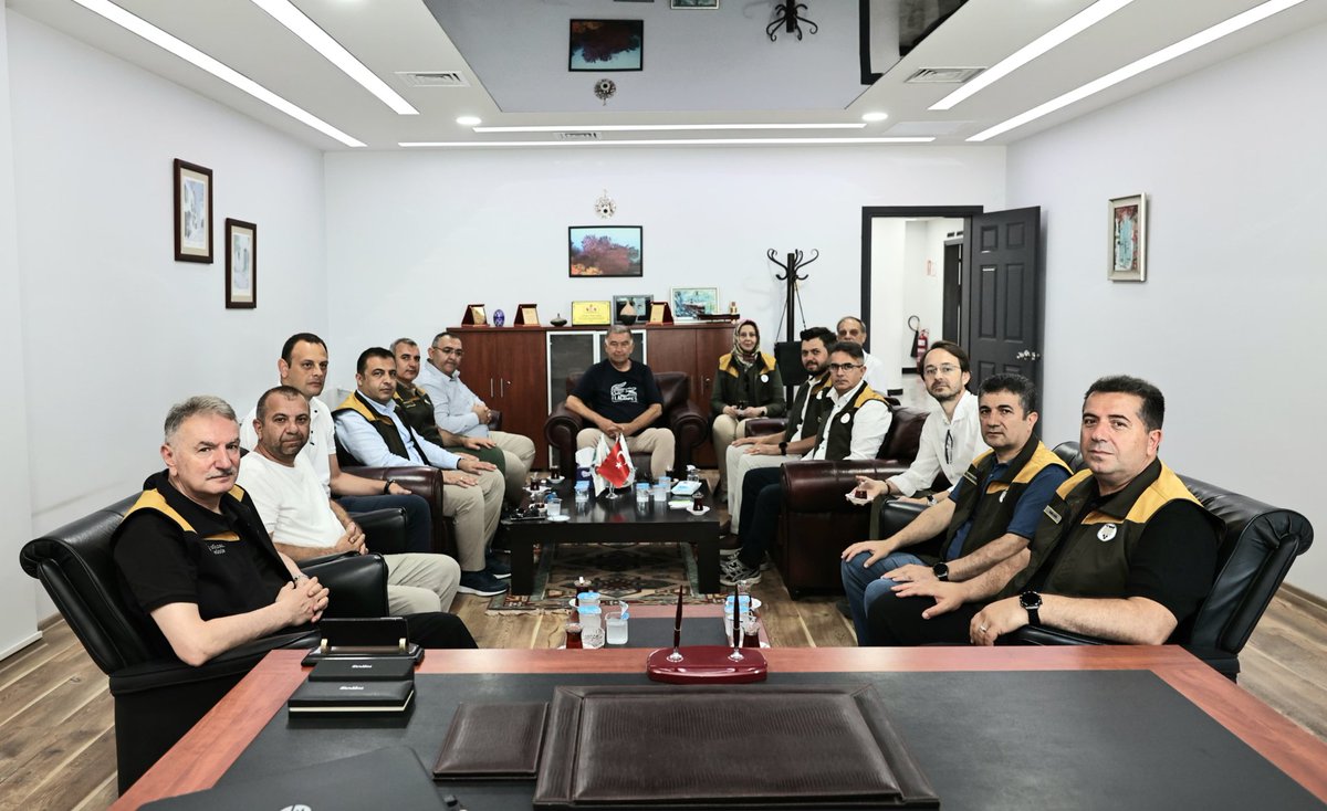 Ahmet_Guldal's tweet photo. 📍 Bandırma Ticaret Borsası’na ziyarette bulunduk. 

Yönetim Kurulu Başkan Yardımcıları Sayın Mehmet Aytekin ve Sayın Veysel Selvi’den hasat sezonuna ilişkin borsa faaliyetleri hakkında bilgi alarak görüşlerimizi paylaştık.

🌾 Bandırma Borsa LİDAŞ üzerinden gerçekleştirdiğimiz hububat alımlarının genel durumunu; alım, depolama ve muhafaza süreçlerini yerinde değerlendirdik.

🤝 Misafirperverlikleri dolayısıyla Sayın Aytekin’e ve Sayın Selvi’ye teşekkür ediyorum.