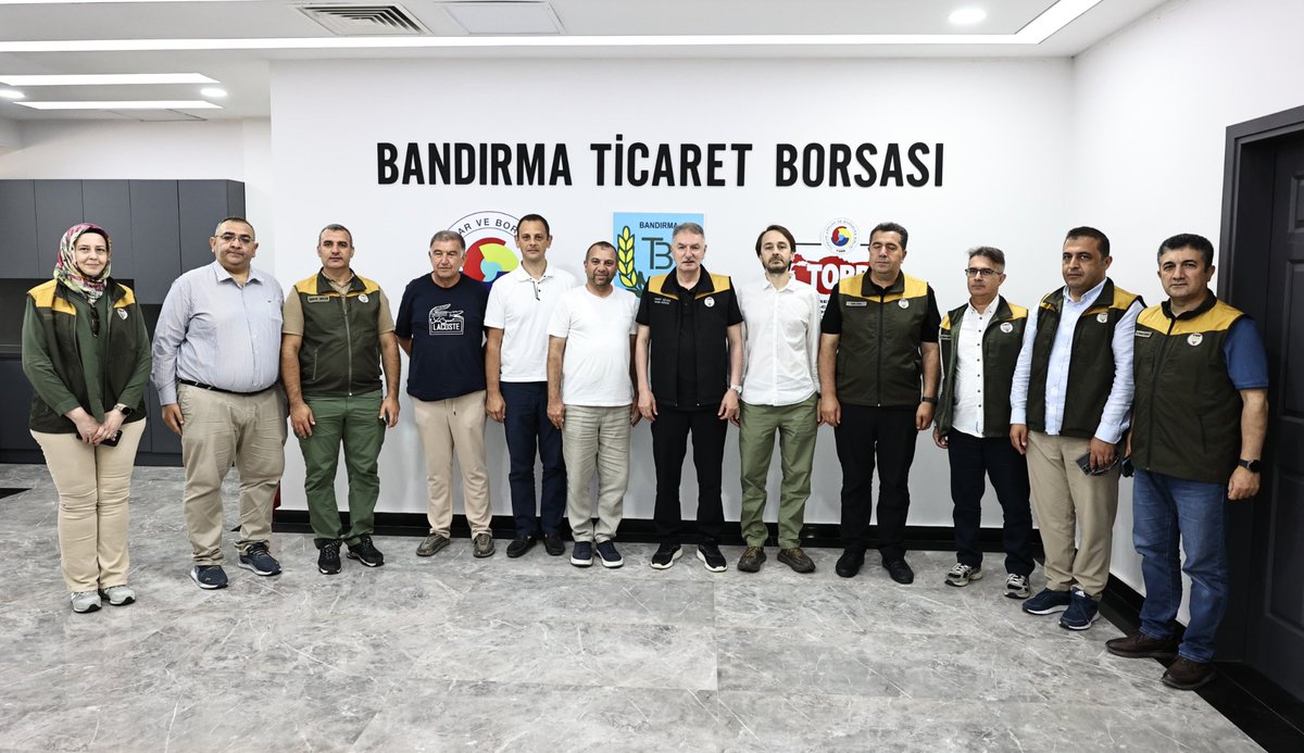 Ahmet_Guldal's tweet photo. 📍 Bandırma Ticaret Borsası’na ziyarette bulunduk. 

Yönetim Kurulu Başkan Yardımcıları Sayın Mehmet Aytekin ve Sayın Veysel Selvi’den hasat sezonuna ilişkin borsa faaliyetleri hakkında bilgi alarak görüşlerimizi paylaştık.

🌾 Bandırma Borsa LİDAŞ üzerinden gerçekleştirdiğimiz hububat alımlarının genel durumunu; alım, depolama ve muhafaza süreçlerini yerinde değerlendirdik.

🤝 Misafirperverlikleri dolayısıyla Sayın Aytekin’e ve Sayın Selvi’ye teşekkür ediyorum.