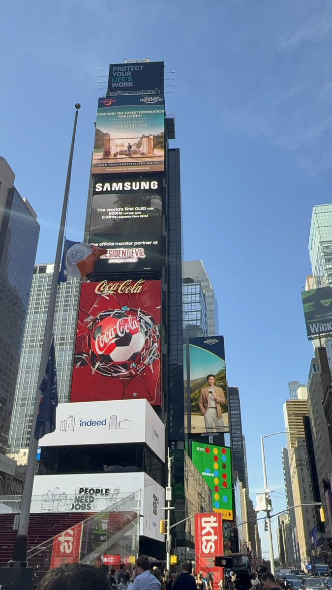 ChelleOfChaos's tweet photo. I saw Apo in Times Square yesterday …

He looked so handsome up there 😭🙏 https://t.co/cEP35qHS0z