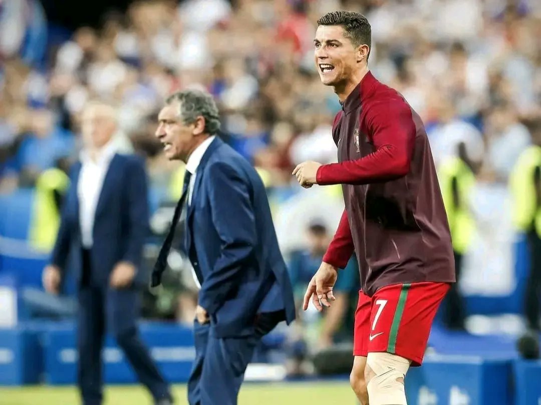 Windekind_Budi's tweet photo. Jadi inget omongan Jose Fonte pas wawancara bareng Rio Ferdinand soal aksi Cristiano Ronaldo di final Euro 2016.

Ronaldo yang ditarik keluar karena cedera bertingkah layaknya pelatih bagi rekan-rekannya. Dia berteriak, menunjuk-nunjuk, ngasih instruksi dsb.

"Jujur, kami yang ada di lapangan gak memperhatikannya. Kami fokus pada apa yang mesti kami lakukan. Kami ingin menang & jadi juara", aku Fonte.

Fonte nambahin, pemain Portugal yang ada di lapangan baru bener-bener tau tingkah Ronaldo setelah pertandingan selesai & melihatnya dari rekaman ulang.

@arsenalskitchen seneng cerita-cerita model gini 😌
