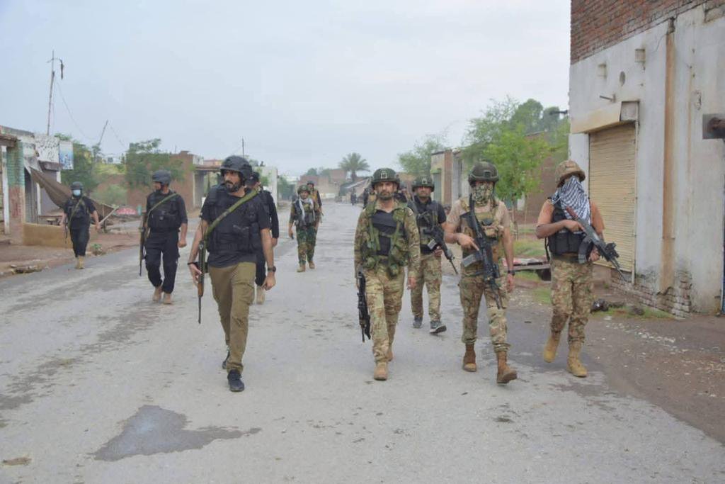 Mohsin_o2's tweet photo. Terrorists attacked a police checkpost in Hangu’s Khazina Banda but were driven back by prompt police action.

 One Elite Force personnel was wounded and hospitalized. Reinforcements have been deployed, and a search operation is underway. https://t.co/6xXYZaA1XJ