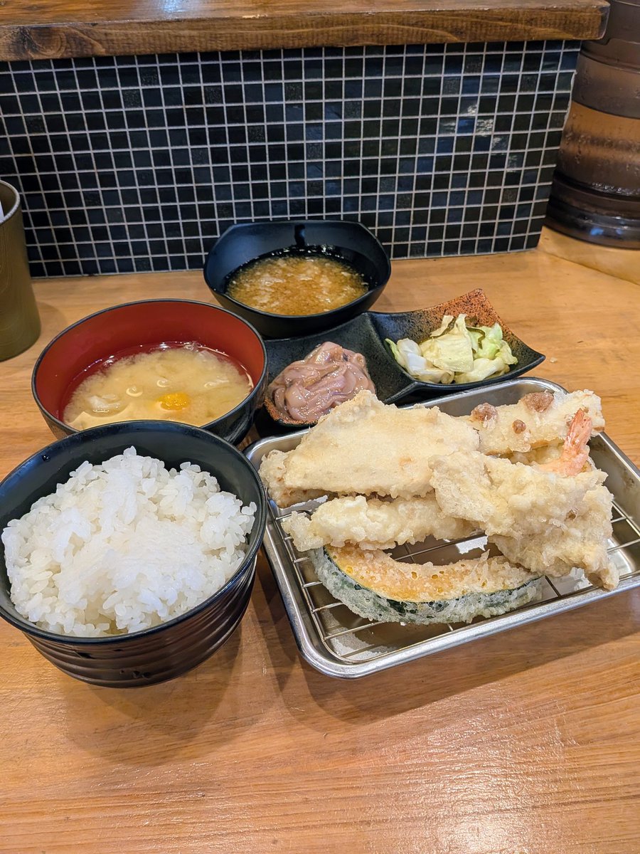 tokyosorogurmet's tweet photo. #天ぷらさいとう （神田）
揚げたて天ぷらにご飯・味噌汁・塩辛・漬物が食べホ付きの天ぷら屋さんのランチ✨️
値段も良心的なのも嬉しい~😆
このご時世ありがたいランチ✨️ https://t.co/DOvrOwckLO