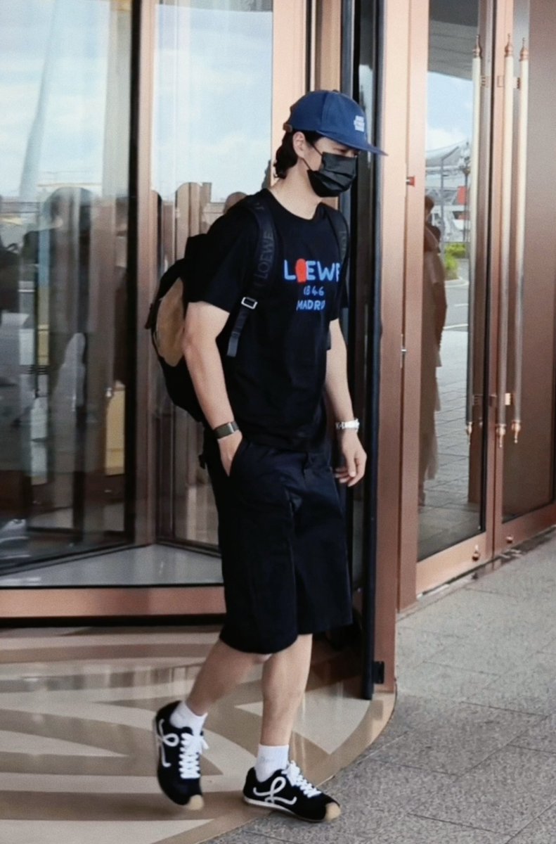 WYBSOURCES's tweet photo. 📸 #WangYibo is spotted today with a new Rolex watch! He is wearing Rolex “PLATONA” Cosmograph Daytona Ice Blue Dial Platinum 40mm (116506).

He is rumored to film new LOEWE materials in Lanzhou, China. https://t.co/o4Rn3Tk5ZG