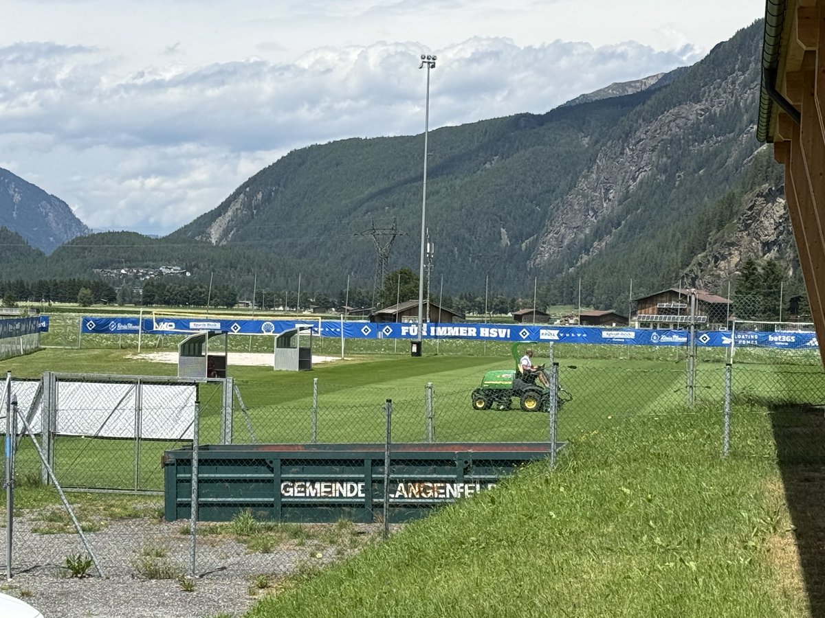 Weltmeister1887's tweet photo. Der Greenkeeper gibt alles. Nur der HSV. ☀️⚽️ #AquaDome #Längenfeld #Oberlängenfeld #Österreich #Trainingslager #nurderHSV #Polzin #Costa #Huwer #Krüger #Bundesliga https://t.co/eFH6bUNGRN