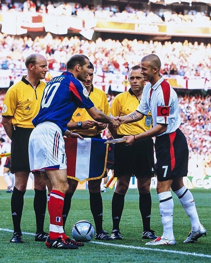 FootyTimeless's tweet photo. 🔙 Zidane &amp; Beckham (2004) 🫱🏻‍🫲🏼🇫🇷🏴󠁧󠁢󠁥󠁮󠁧󠁿 https://t.co/vMMP6miy3H