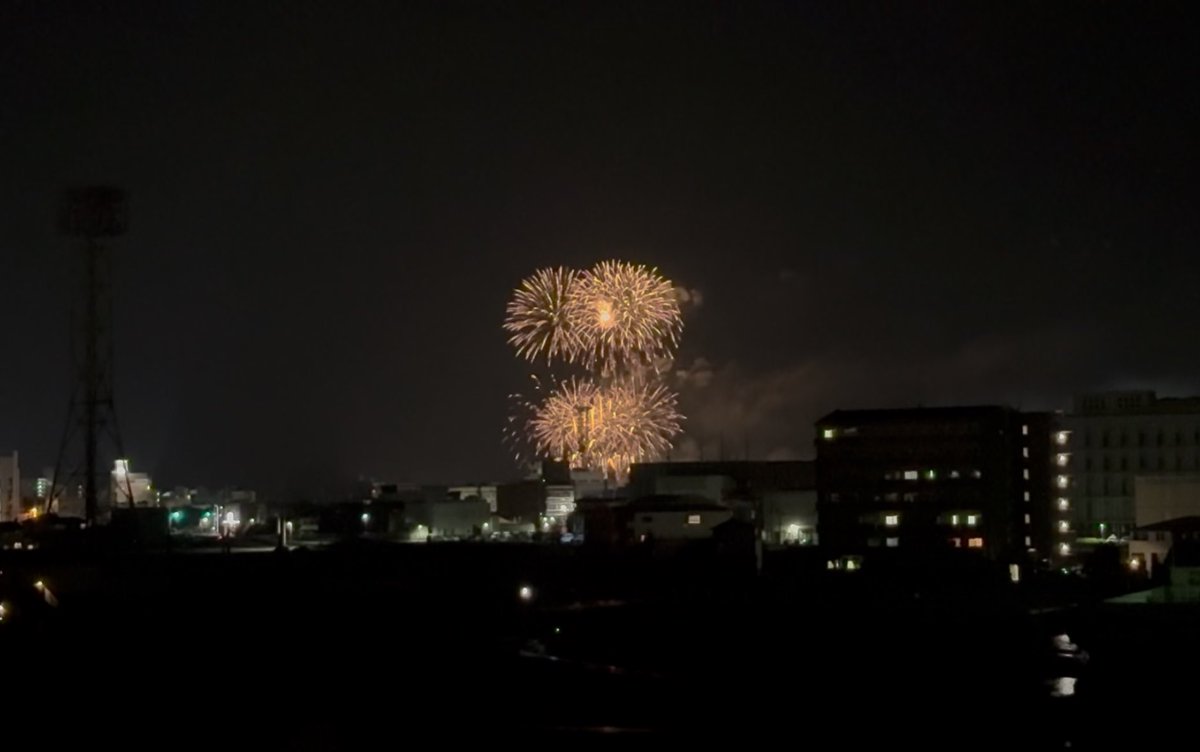 p0shetto's tweet photo. 今年初花火は家から見えた✨
めっちゃ綺麗で凄い良かった(*'▽'*) https://t.co/D2KGOo3ETo