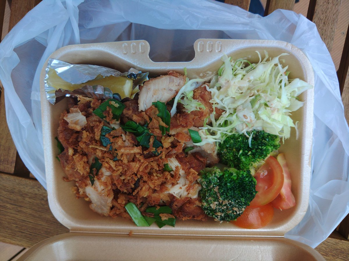 zcmwj's tweet photo. 市原マサヒロさんの２回目のバンドよかったです、食べたのはタイの唐揚げサラダ弁当飲んだのは🍻とオレンジアメリカーノと初めて飲んだお酒度数が13度強くてピリピリした、夜市初めて来たけど楽しめました、風が強かったけど日がでなくてよかったけどそれでも焼けてしまった、また好きな人出たら来たい https://t.co/rEsqCz4wsc