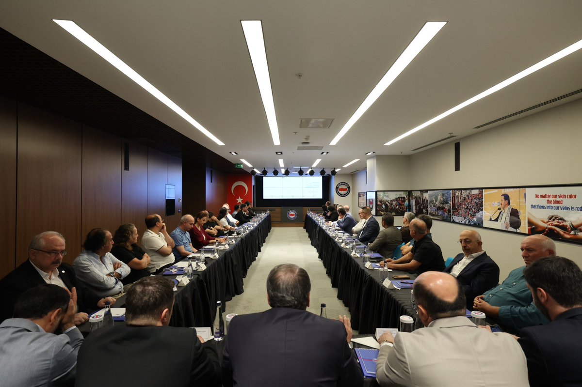 _aliyalcin_'s tweet photo. 🔴 ÇALIŞMA VE SOSYAL GÜVENLİK BAKANLIĞI 4688 KANUN DEĞİŞİKLİĞİ KOMİSYON ÇALIŞMASINI TARAFLARA VE MUHATAP KURUMLARA GÖNDERMELİ

8. Dönem Toplu Sözleşme’de kayıt altına aldığımız “4688 sayılı Kanunun çalışma hayatına ilişkin güncel koşullar çerçevesinde gözden geçirilmesi…” hükmü gereği Çalışma ve Sosyal Güvenlik Bakanlığı öncülüğünde başlayan komisyon çalışmaları tamamlandı. 

Bakanlık tarafından oluşturulan raporunun hem emek tarafına hem de kamu kurum ve kuruluşlarına gönderilmesi gerekiyor. Zaman geçtikçe vakit daralıyor, sendikal alan geriliyor. Zaman geçirmenin değil, alınan kararların artık hayata geçmesi, grev hakkı başta olmak üzere toplu sözleşme sisteminin değişmesi gerekiyor.