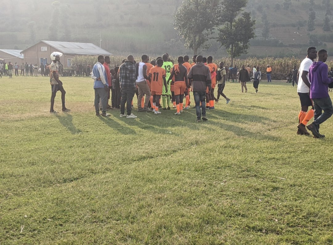 DuhumurizanyeR's tweet photo. Kuri uyu wa gatanu @busasamana sector @rubavu hatangijwe irushanwa  ry'umupira wa amaguru Safe Summer Holy days Cup ryahuje imirenge @busasaman @cyanzarwe @Mudende @Bugeshi irushanwa ryateguwe na @duhumurizanye mu ugufasha urubyiruko mu ibiruhuko. https://t.co/MFT3LFtoal