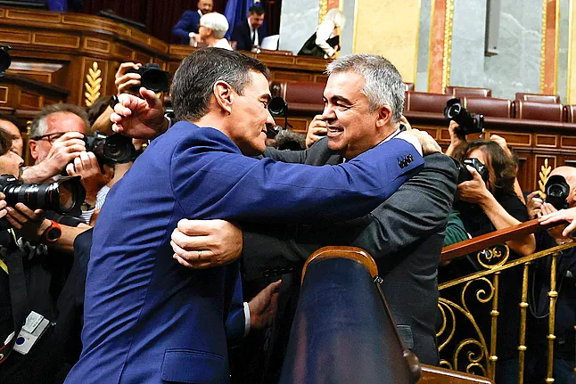 veintimillapie's tweet photo. Cerdán disparó su gasto en cash mientras Ábalos adjudicaba contratos, movió mucho "efectivo" https://t.co/4XXiYx57we