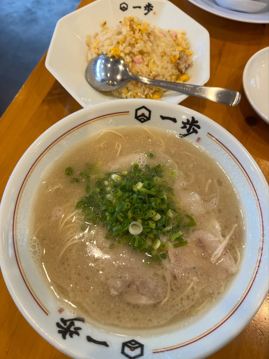 steal_51's tweet photo. 博多豚骨一歩。春日にある新進気鋭の豚骨ラーメン店。クリーミーながらしっかりした濃い豚骨スープが美味い。麺屋慶史の麺がバッチリ合う。ゆで玉子は、ランチタイム１個無料。早い者勝ち。完成度高し。
#ラーメン #豚骨ラーメン #とんこつラーメン #博多豚骨一歩 #春日市 #福岡 #福岡ラーメン https://t.co/gWVWN9JG7a