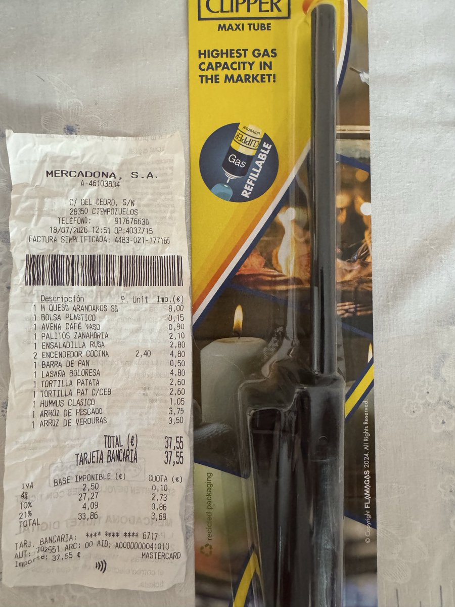 pakopascual's tweet photo. @Mercadona he ido hoy a comprar y me habéis cobrado 2 veces el mismo encendedor. Me he dado cuenta al revisar el ticket al llegar a mi casa del pueblo. Obviamente, estoy lejos y ahora no puedo volver a la tienda. ¿Qué debo hacer? https://t.co/2JfdcsZ1bW
