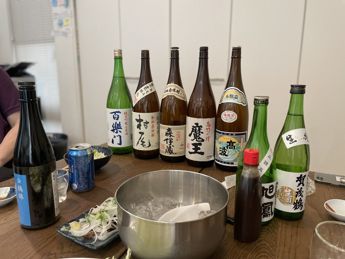 itau_mmm's tweet photo. 最近お酒が前よりも少し強くなって警察に囲まれることが少なくなりました🍾 https://t.co/qIu1UfWNGn