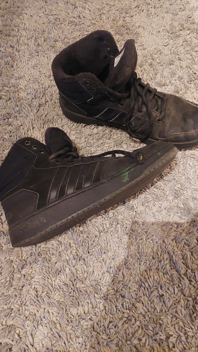 germansocksgod's tweet photo. Wer von euch Sklaven gönnt sich eine Nase von? Teil 2 https://t.co/zZeVpgqliU