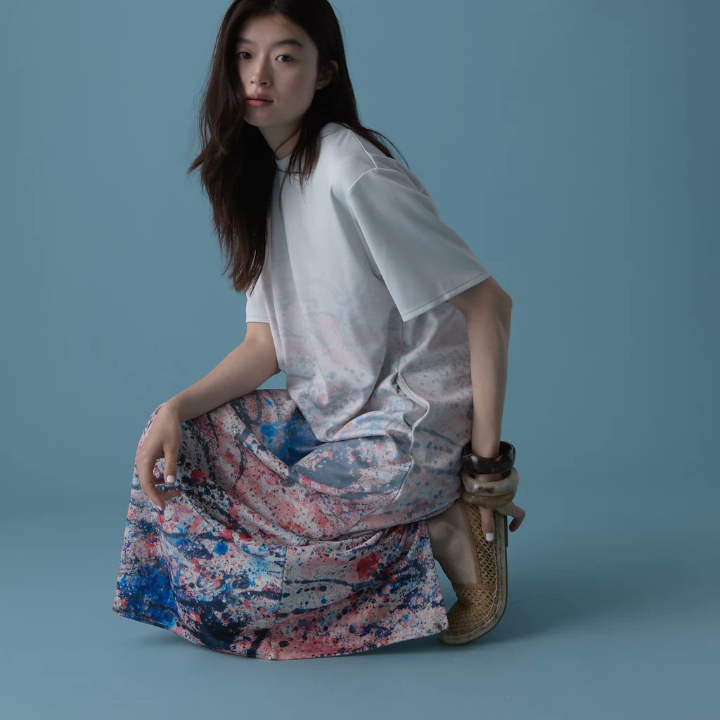 HERALBONYのワンピースは、異彩のアートをまとうことで、自分らしくい