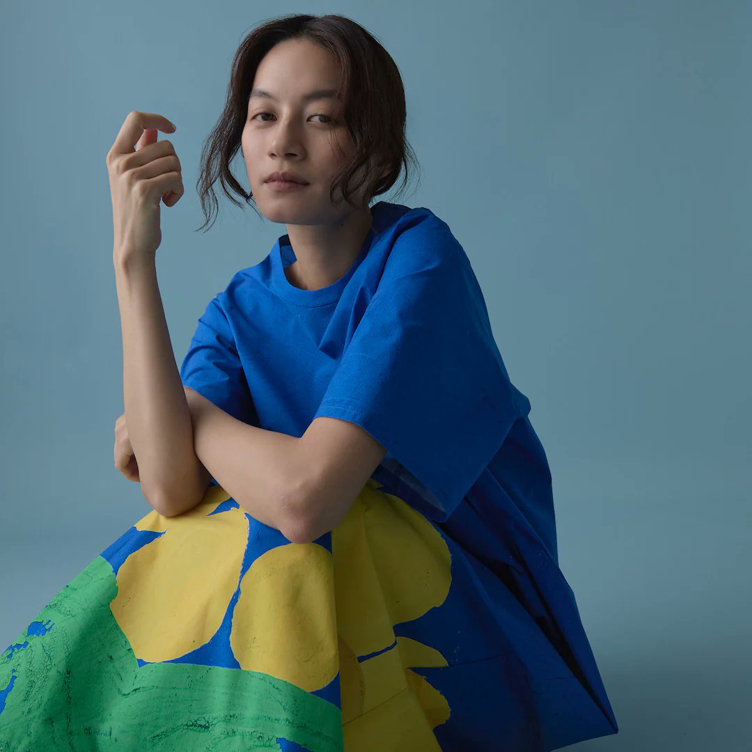 HERALBONYのワンピースは、異彩のアートをまとうことで、自分らしくい