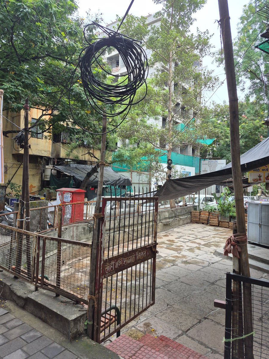 dtejasd's tweet photo. Hello @PMCPune,

दुकानासमोर wires लटकत आहेत. अजुन खाली आल्या तर पादचाऱ्यांना इजा होऊ शकते. कृपया आवश्यक ती कारवाई करावी.🙏🏼

हेमंतश्री अपार्टमेंट, गल्ली क्रं ८, डहाणूकर कॉलनी, कोथरूड, पुणे ४११०३८ https://t.co/W1D4FBZjfk