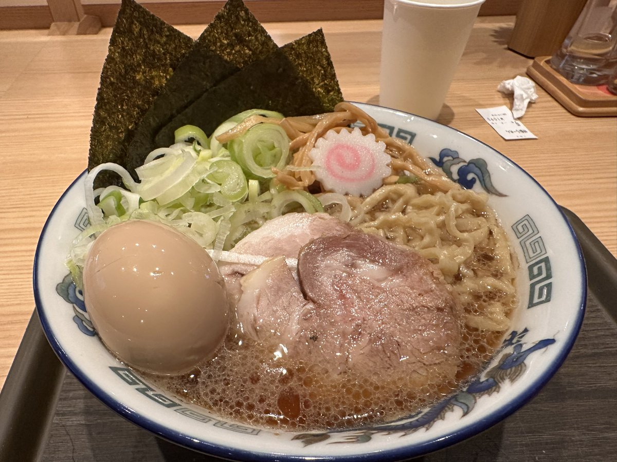 RAMENBLEM's tweet photo. 舎鈴、行ってきました。

正直、ここと決めてるわけじゃないんだけど、
家から近いから結局よく来る。

そういう店って、意外とバカにできない。
気づけば通算何十回。

RAMENBLEMの記録上はまだ2回目だけど、
実際はもう常連の域。

#RAMENBLEM #ラーメン https://t.co/o9CQT7BbYg