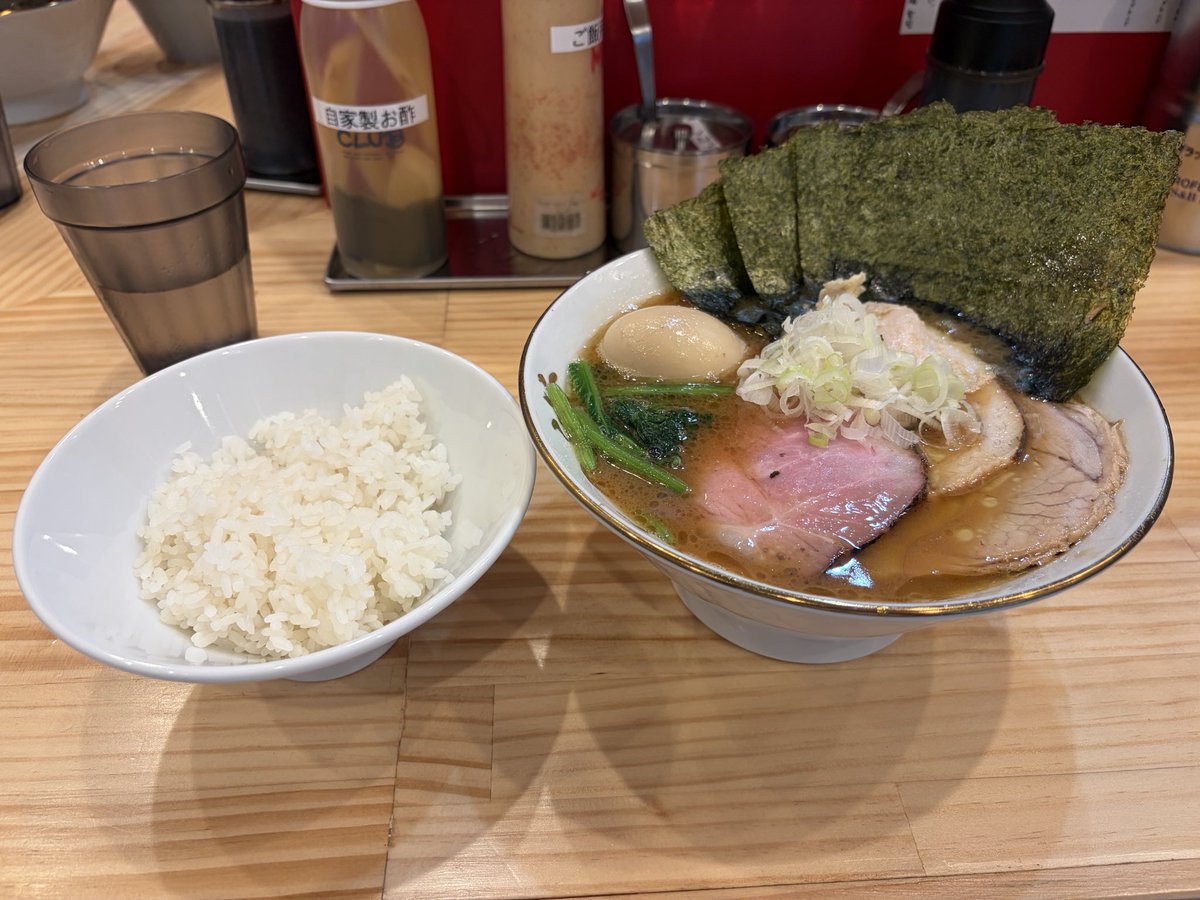 JP_dot_jp's tweet photo. 麺家　笑の道@浅草橋
上特選ラーメン＋ライス小
カエシ先行で鶏油の効いたキレのあるスッキリスープが中太麺との相性が良く美味
４種のチャーシューは、それぞれ味わいが異なり最後まで美味しくいただけました https://t.co/YmlEK9rfGl