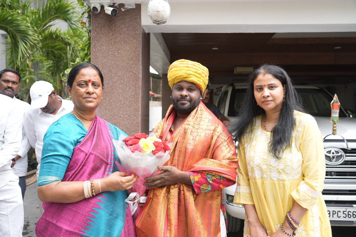 iamkondasurekha's tweet photo. సంప్రదాయాన్ని గౌరవిద్దాం... 
మట్టి పాత్రలతోనే అమ్మవారికి నైవేద్యం సమర్పిద్దాం..

ఆషాఢ మాసంలో తెలంగాణ సంస్కృతి, సంప్రదాయాలకు ప్రతీకగా అత్యంత భక్తిశ్రద్ధలతో నిర్వహించే బోనాల మహోత్సవాల సందర్భంగా భక్తులందరికీ నా విజ్ఞప్తి. అమ్మవారికి సమర్పించే బోనం, నైవేద్యాన్ని మట్టి పాత్రలలోనే సిద్ధం చేసి సమర్పిద్దాం. మట్టి పాత్రల వినియోగం మన సంప్రదాయాలను పరిరక్షించడమే కాకుండా పర్యావరణ పరిరక్షణకు కూడా దోహదపడుతుంది.

మట్టి పాత్రలను ఉపయోగించి మన సంస్కృతిని చాటుకుందాం, ప్రకృతిని కాపాడుకుందాం.

#SaveEnvironment #EcoFriendly #BonaluFestival #Telangana #CultureAndTradition
