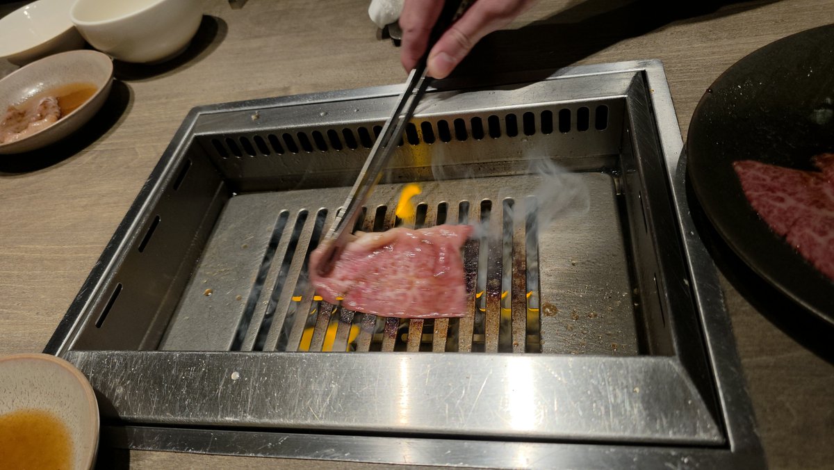 arrow___mcz's tweet photo. ザブトンとサーロイン
強火でファイアー🔥 https://t.co/nWYnZ0IuoL