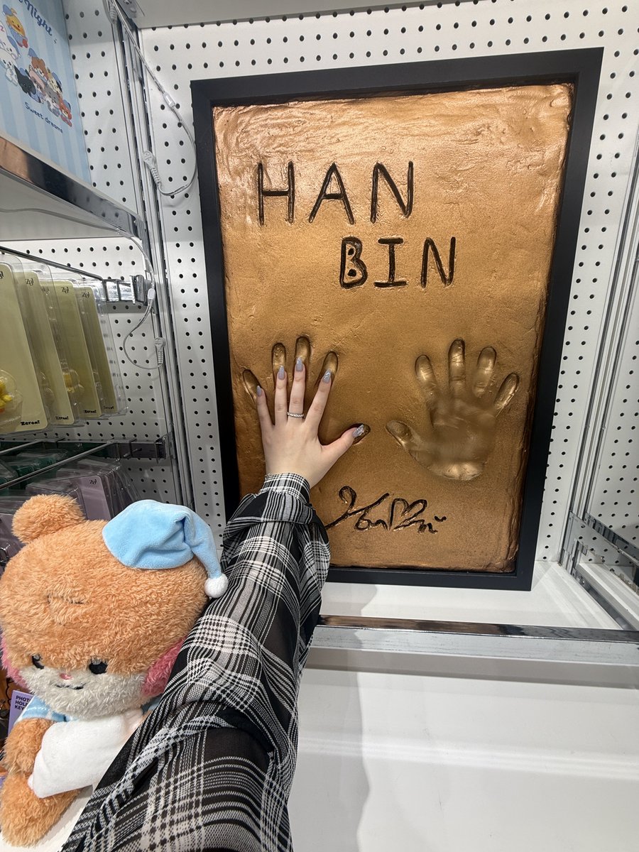 ham_0v0_'s tweet photo. LINE FRIENDS渋谷　様へ
ずっとこのままにしていてください🥹🙏🏻🙏🏻🙏🏻🙏🏻🙏🏻🙏🏻🙏🏻🙏🏻🙏🏻
ゼロズ一同より(勝手に全員) https://t.co/xCdQkZmgNB