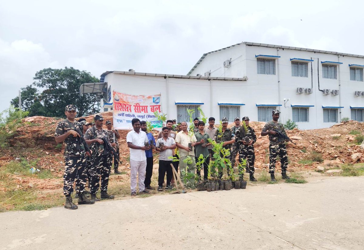 16BNSSB's tweet photo. दिनांक 18.07.2026 को 16वीं वाहिनी,SSB, जमुई की 'ई' एवं 'एफ' समवाय द्वारा कमांडेंट श्री अनिल कुमार पठानिया के दिशा-निर्देशन में 'एक पेड़ माँ के नाम' अभियान के तहत वृक्षारोपण किया गया। इस अभियान में ग्रामीणों, स्कूली बच्चों एवं एसएसबी जवानों ने उत्साहपूर्वक भाग लिया। https://t.co/7qt7u6EX0u